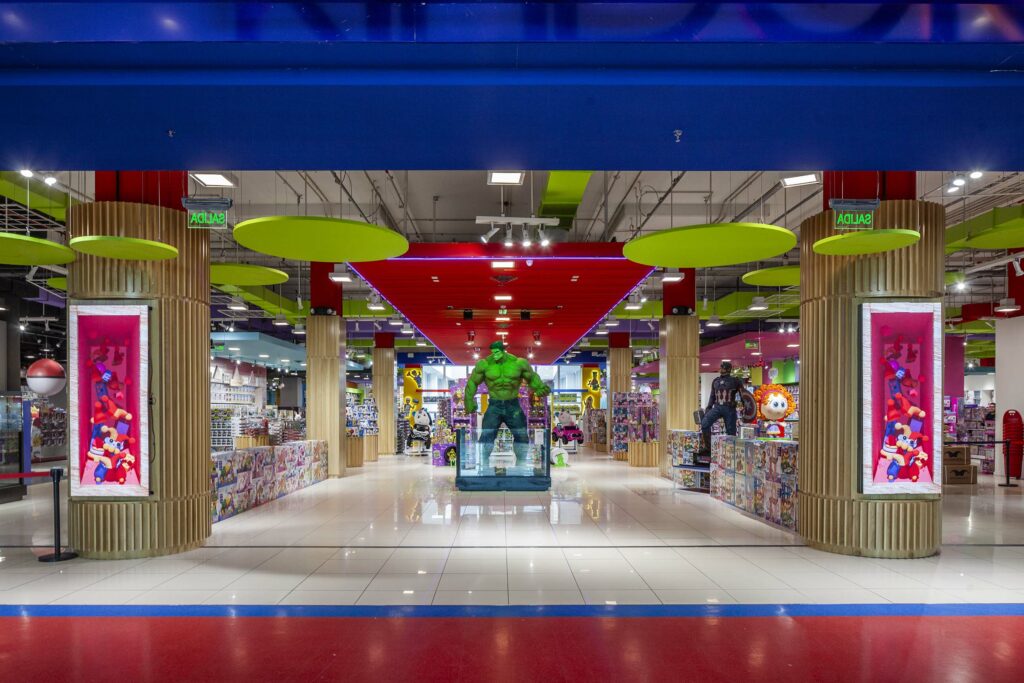 Un espacio único lleno de magia, para recorrer y vivir experiencias en cada uno de sus rincones. Figuras a tamaño real, sectores interactivos ¡y hasta una pista para probar todos sus productos eléctricos!